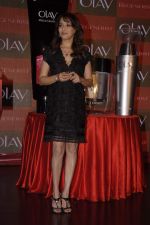 Madhuri Dixit launches Olay anti ageing cream in J W Marriott on 2nd Nov 2011 (18).JPG
